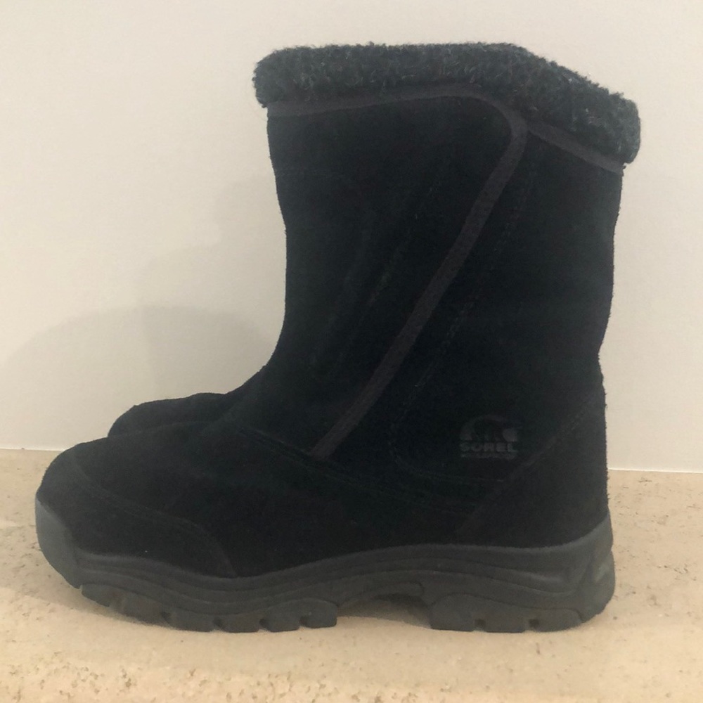 Sorel short black suede snow boot with Thinsilate lining. . Size 8.5